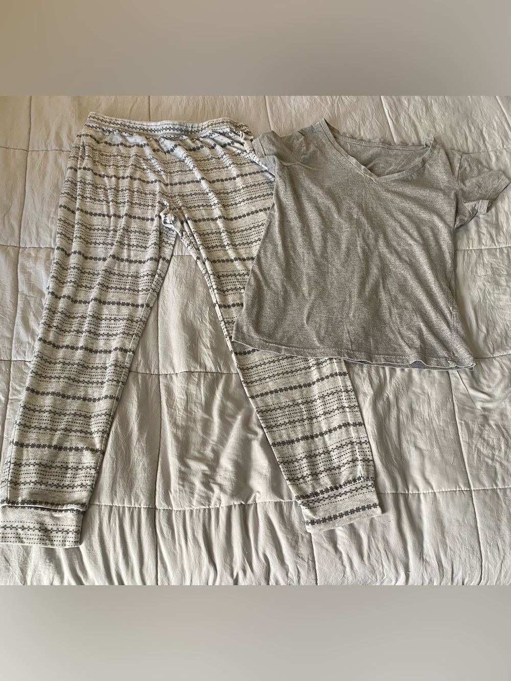 Sonoma pajama set Gray V-Neck Short Sleeve Tee and joggers